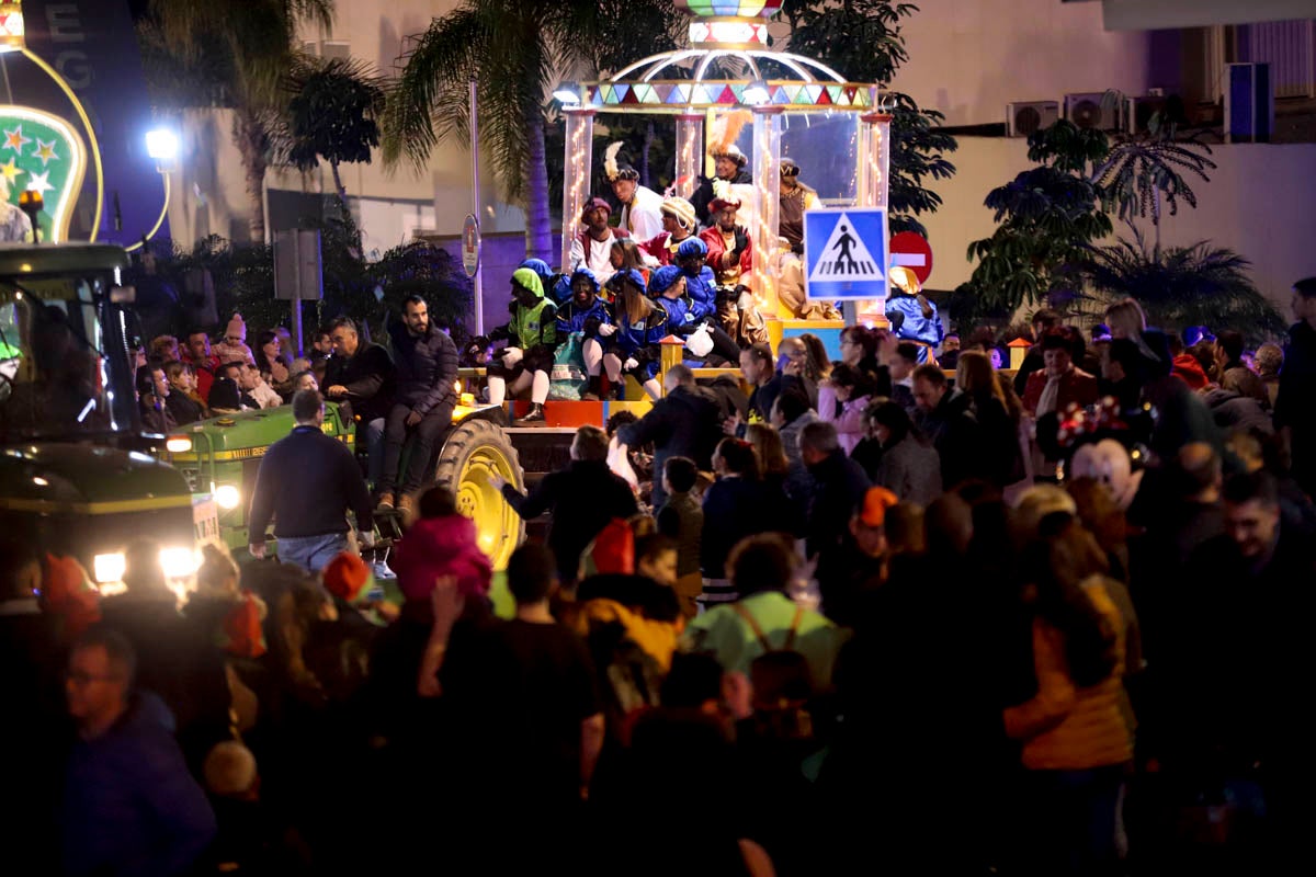 Cientos de personas salieron a recibir a sus majestades desde la llegada al puerto y durante las carrozas