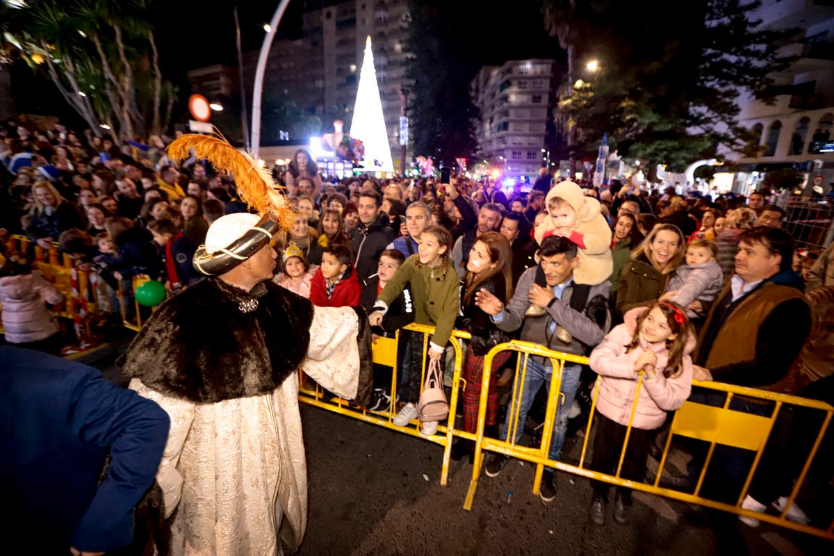 Cientos de personas salieron a recibir a sus majestades desde la llegada al puerto y durante las carrozas