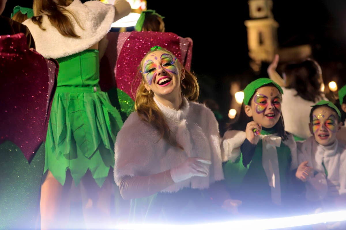Cientos de personas salieron a recibir a sus majestades desde la llegada al puerto y durante las carrozas