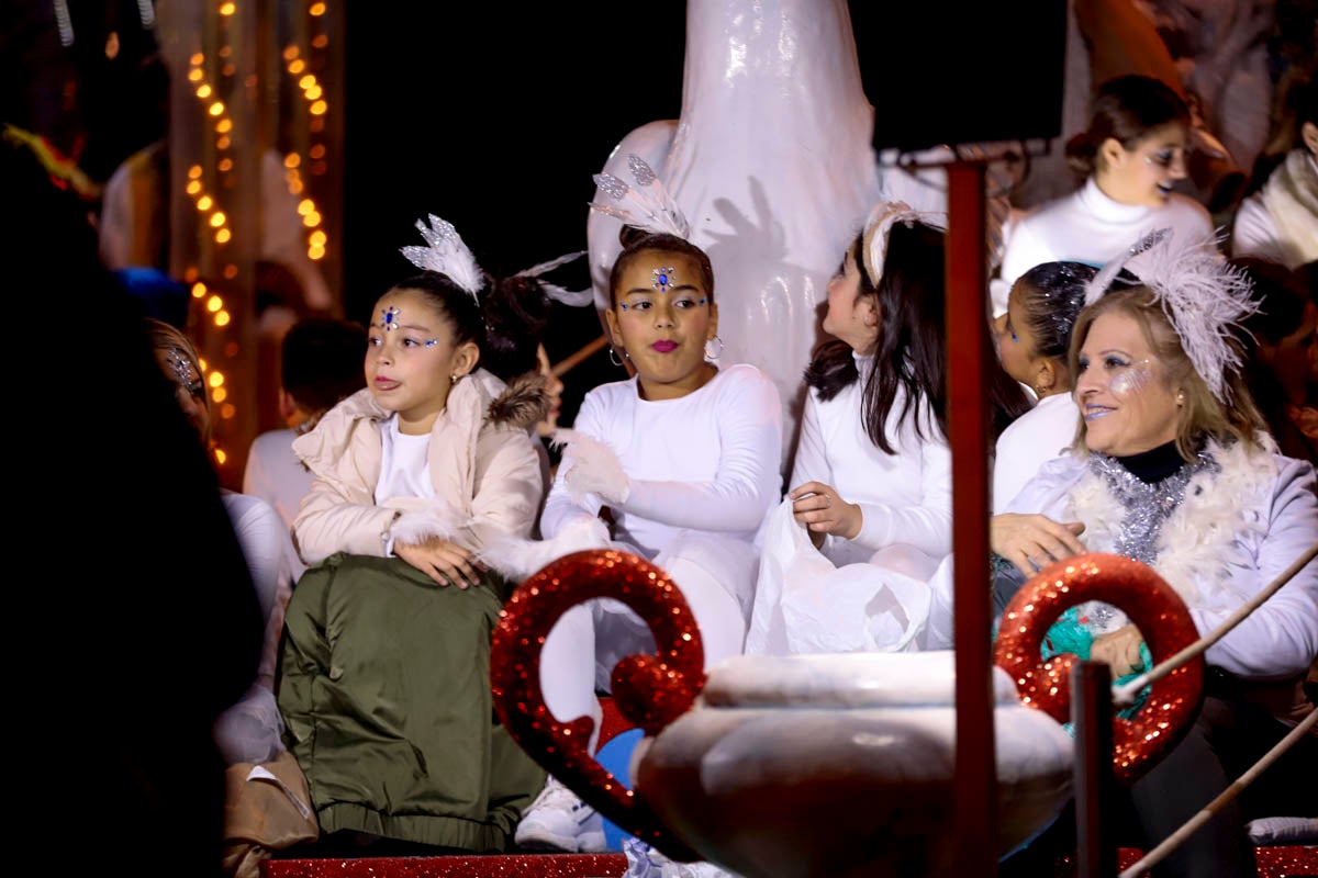 Cientos de personas salieron a recibir a sus majestades desde la llegada al puerto y durante las carrozas