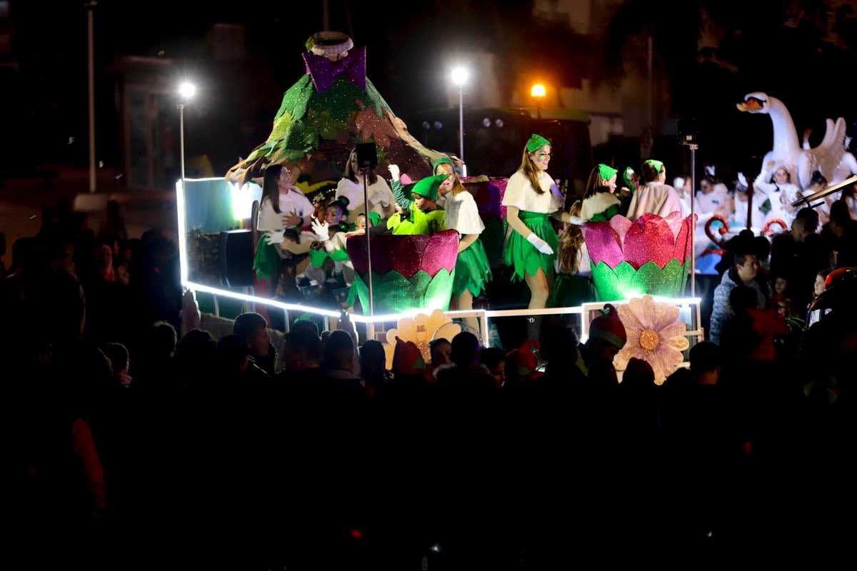Cientos de personas salieron a recibir a sus majestades desde la llegada al puerto y durante las carrozas