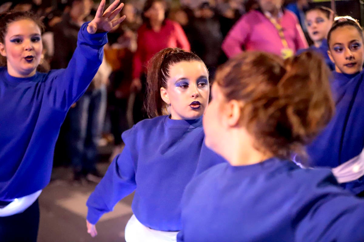 Cientos de personas salieron a recibir a sus majestades desde la llegada al puerto y durante las carrozas