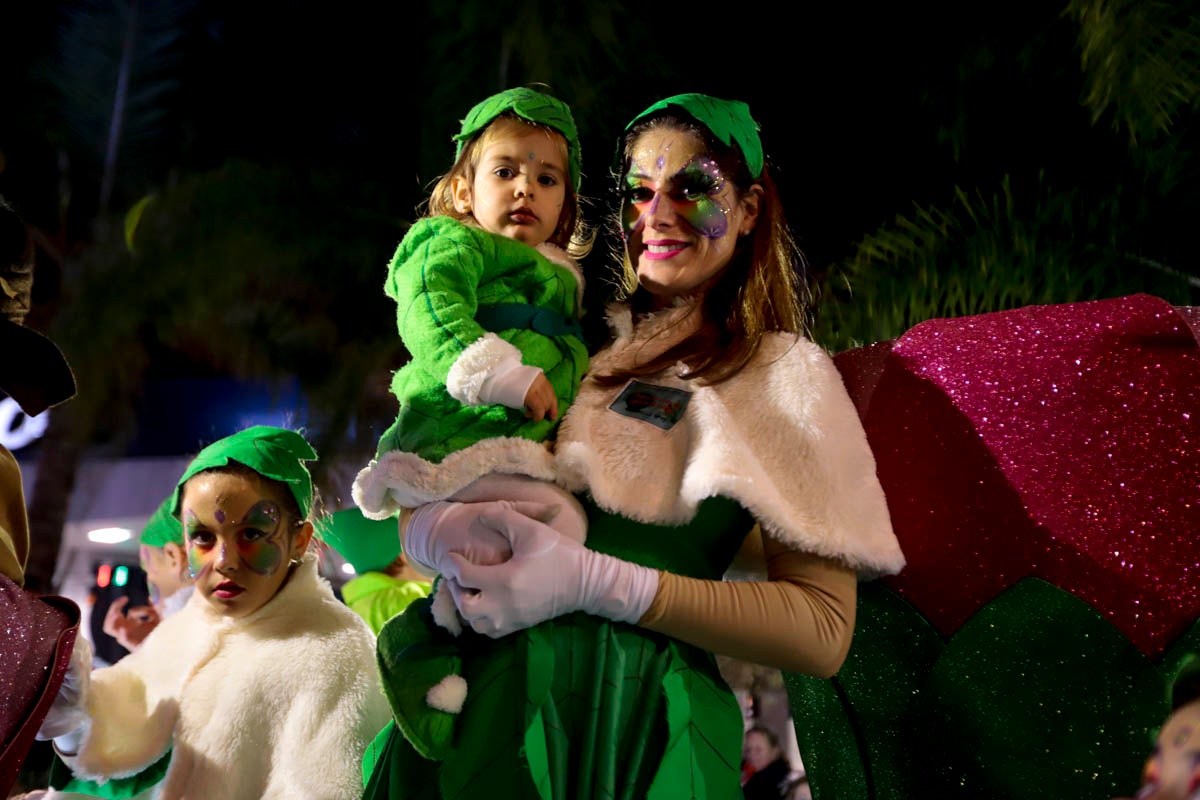 Cientos de personas salieron a recibir a sus majestades desde la llegada al puerto y durante las carrozas