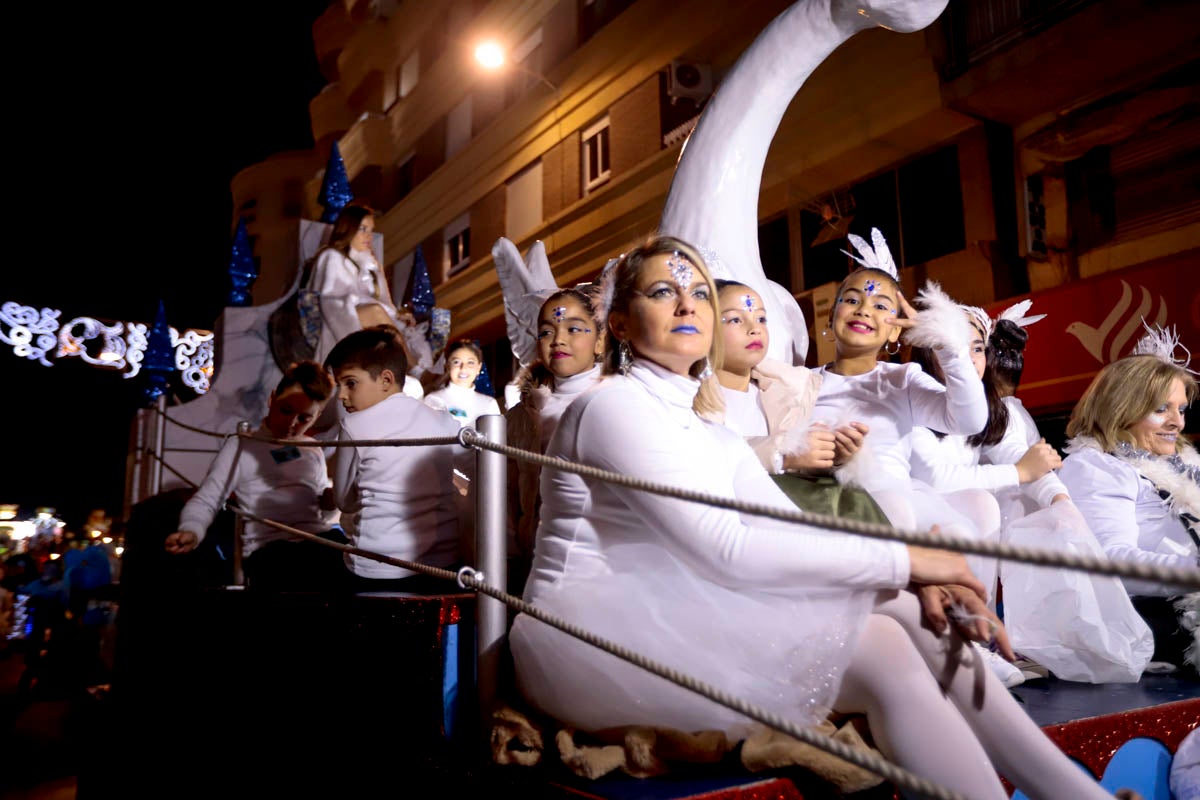 Cientos de personas salieron a recibir a sus majestades desde la llegada al puerto y durante las carrozas