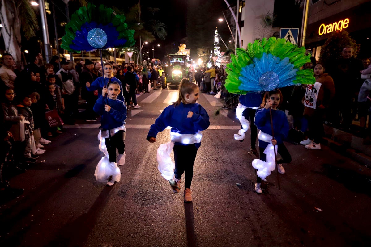 Cientos de personas salieron a recibir a sus majestades desde la llegada al puerto y durante las carrozas