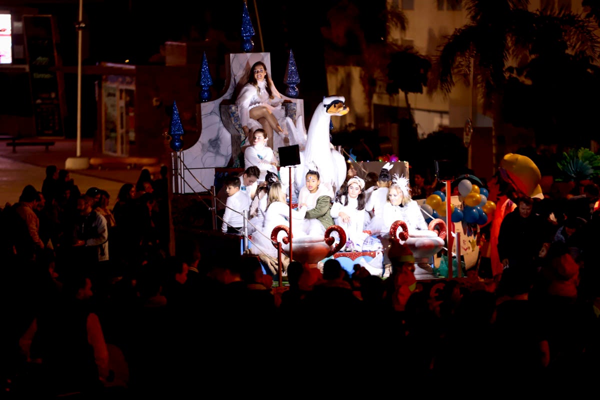 Cientos de personas salieron a recibir a sus majestades desde la llegada al puerto y durante las carrozas