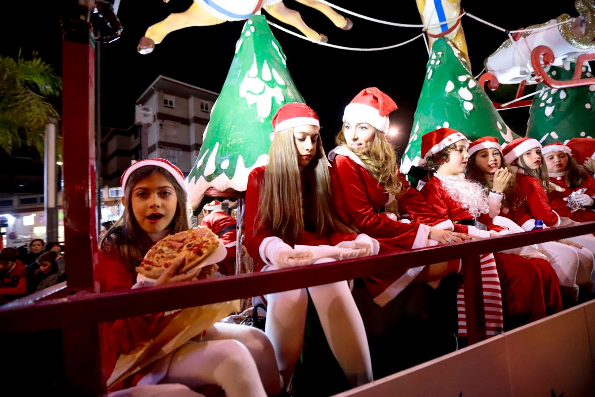 Cientos de personas salieron a recibir a sus majestades desde la llegada al puerto y durante las carrozas