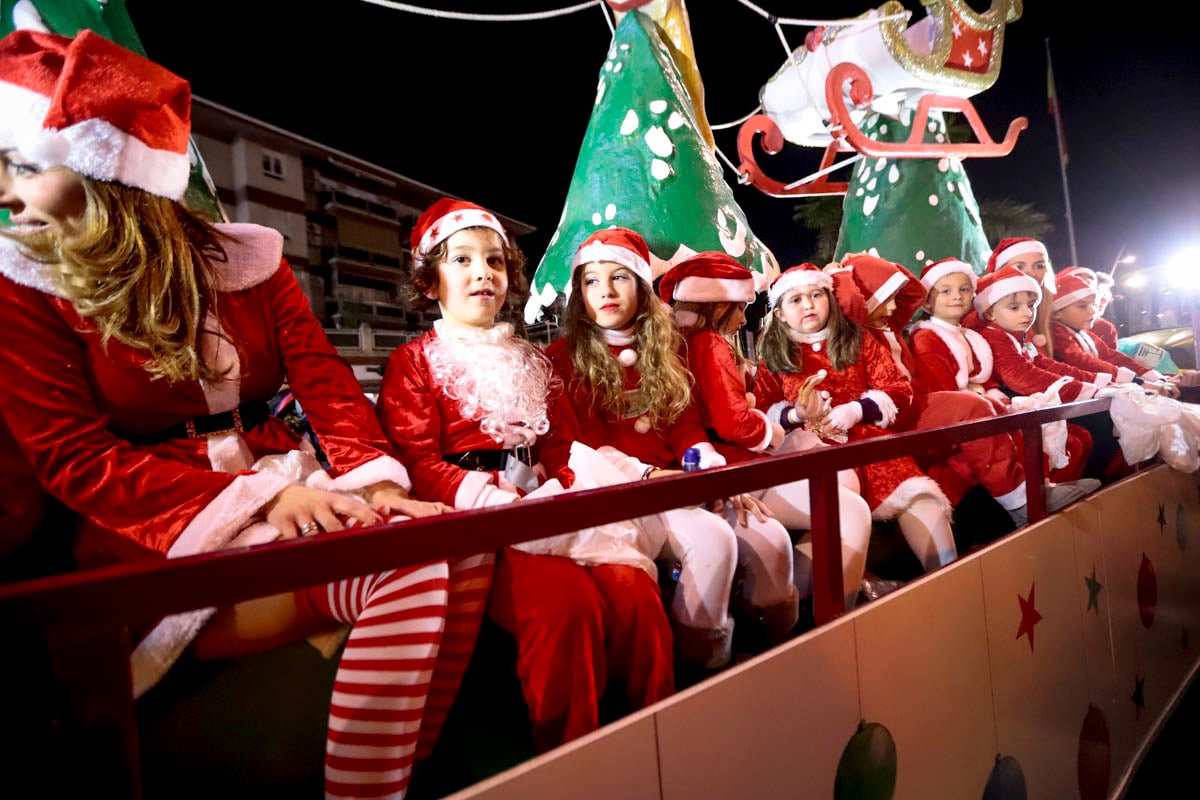 Cientos de personas salieron a recibir a sus majestades desde la llegada al puerto y durante las carrozas