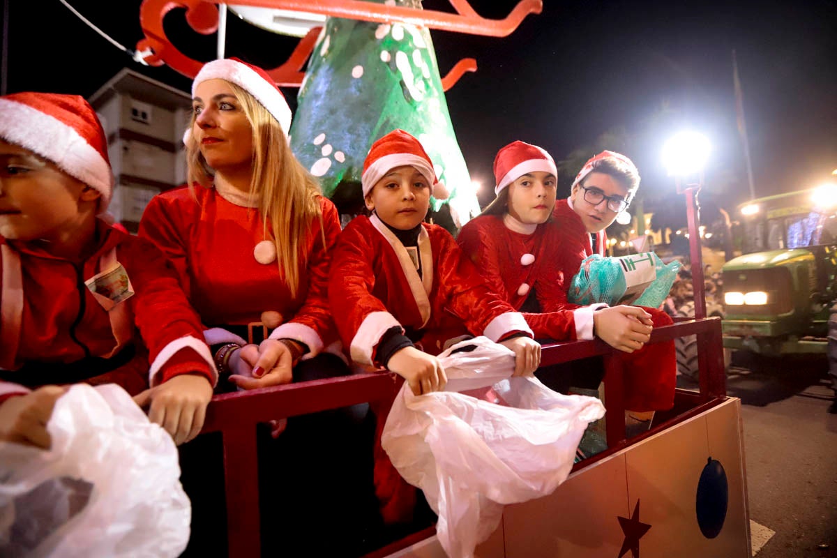 Cientos de personas salieron a recibir a sus majestades desde la llegada al puerto y durante las carrozas