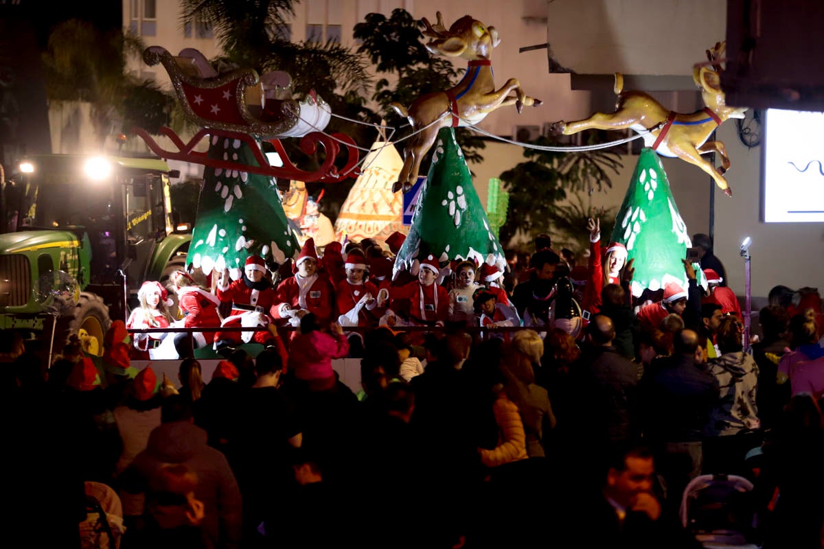 Cientos de personas salieron a recibir a sus majestades desde la llegada al puerto y durante las carrozas