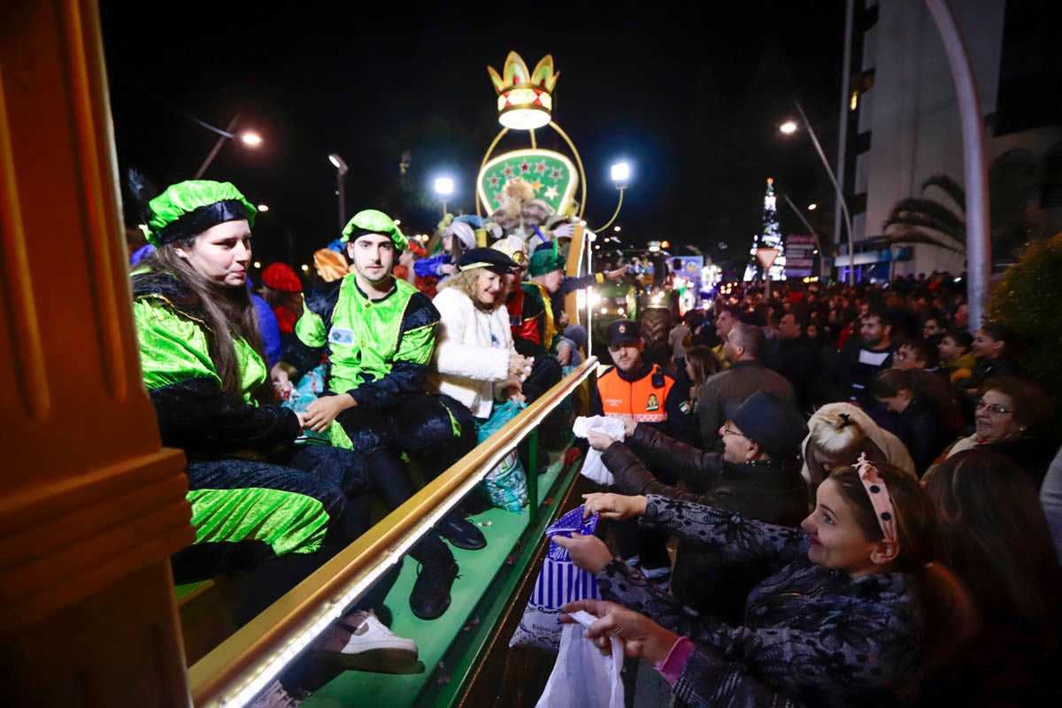 Cientos de personas salieron a recibir a sus majestades desde la llegada al puerto y durante las carrozas