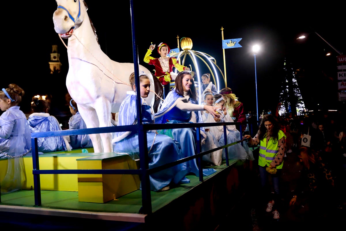 Cientos de personas salieron a recibir a sus majestades desde la llegada al puerto y durante las carrozas