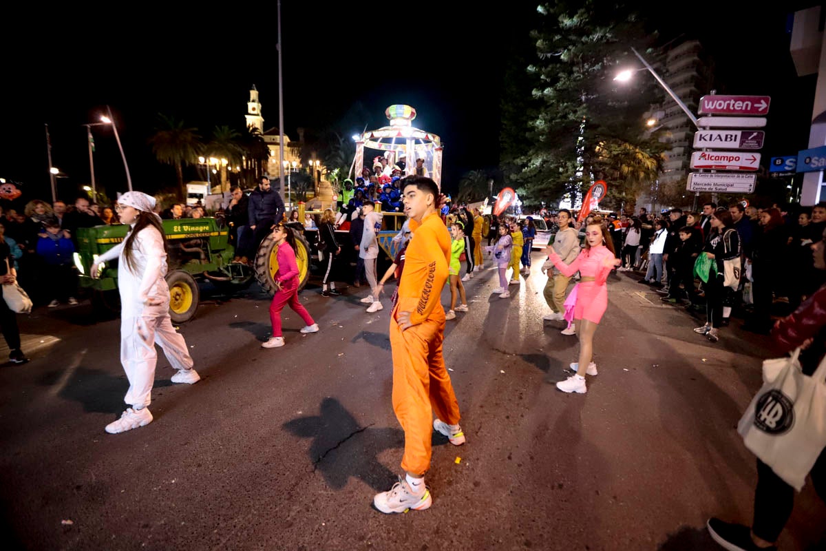Cientos de personas salieron a recibir a sus majestades desde la llegada al puerto y durante las carrozas