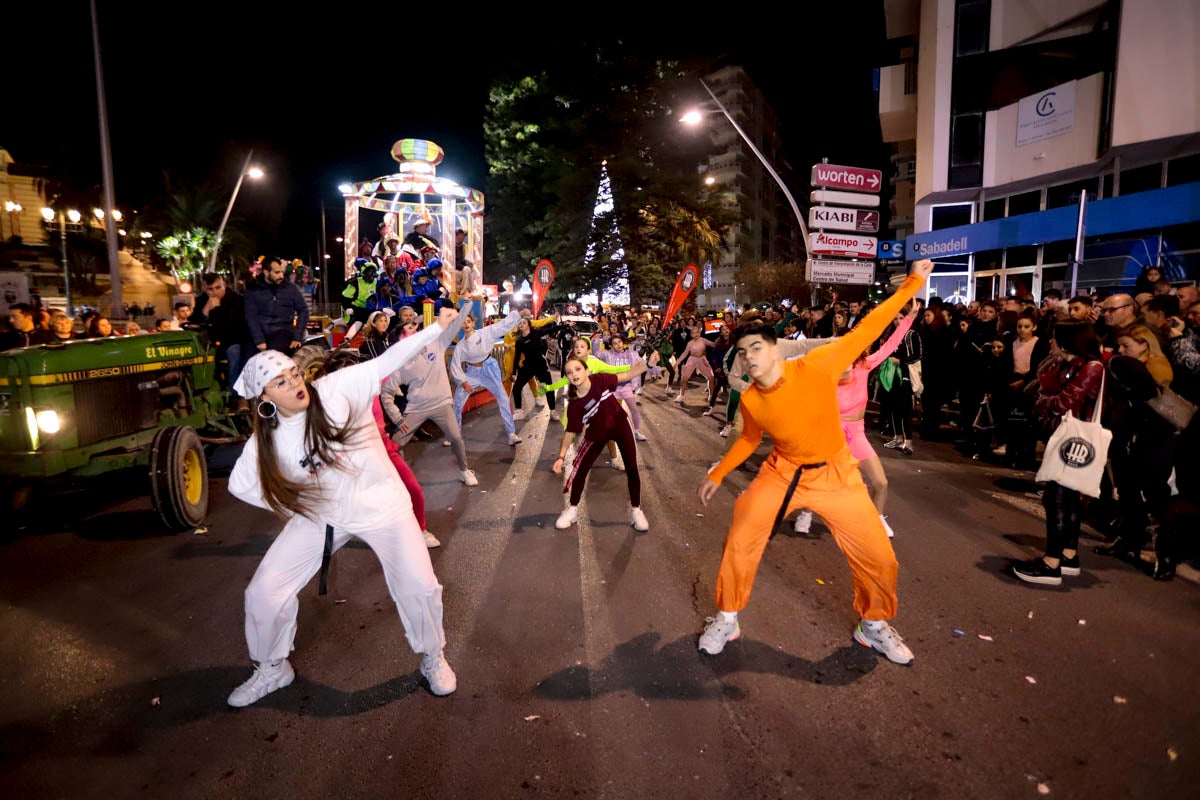 Cientos de personas salieron a recibir a sus majestades desde la llegada al puerto y durante las carrozas