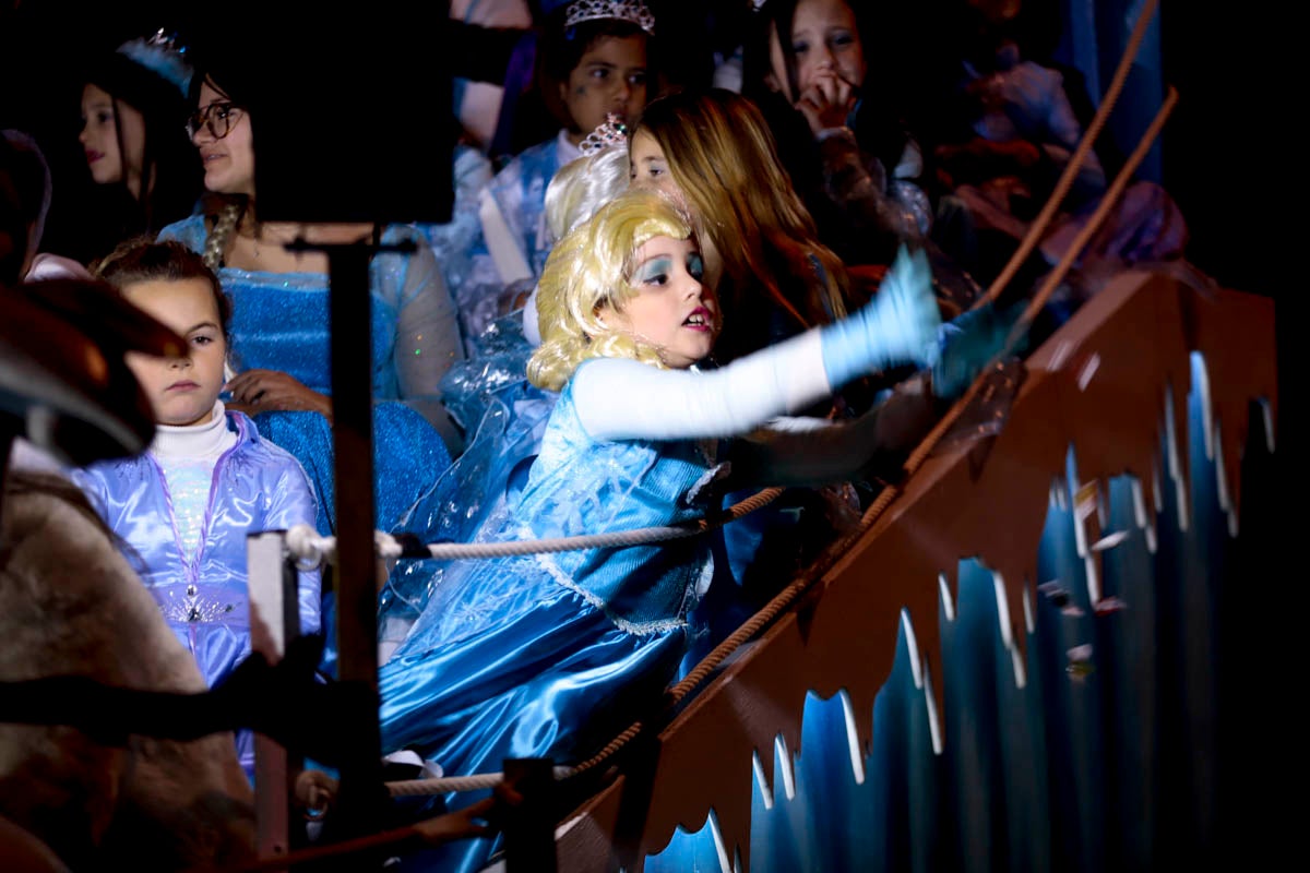 Cientos de personas salieron a recibir a sus majestades desde la llegada al puerto y durante las carrozas