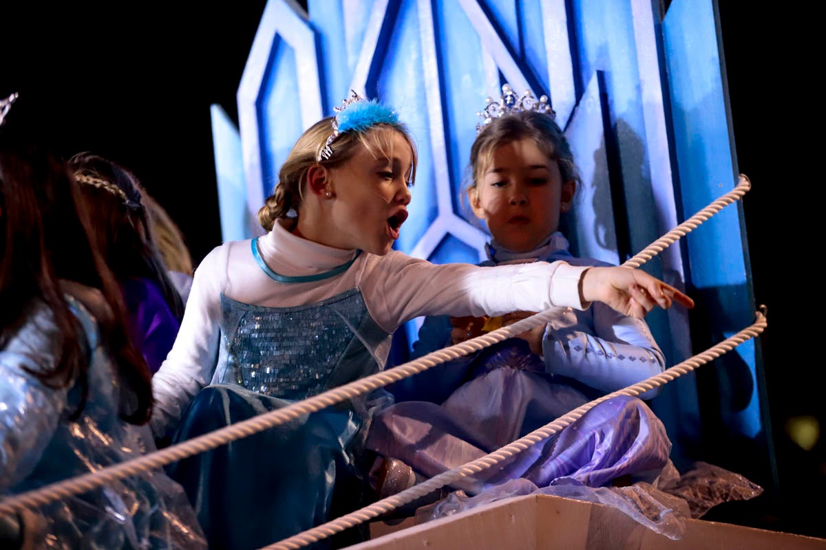 Cientos de personas salieron a recibir a sus majestades desde la llegada al puerto y durante las carrozas