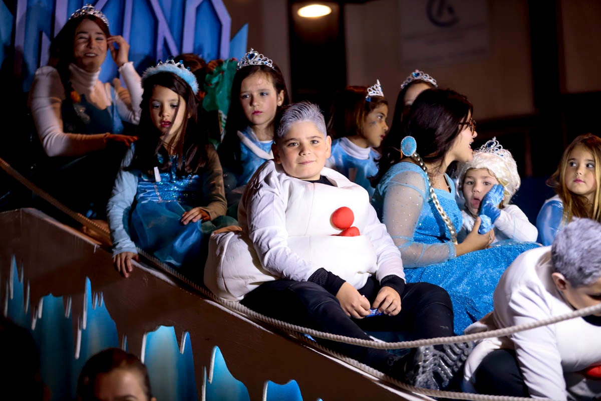 Cientos de personas salieron a recibir a sus majestades desde la llegada al puerto y durante las carrozas