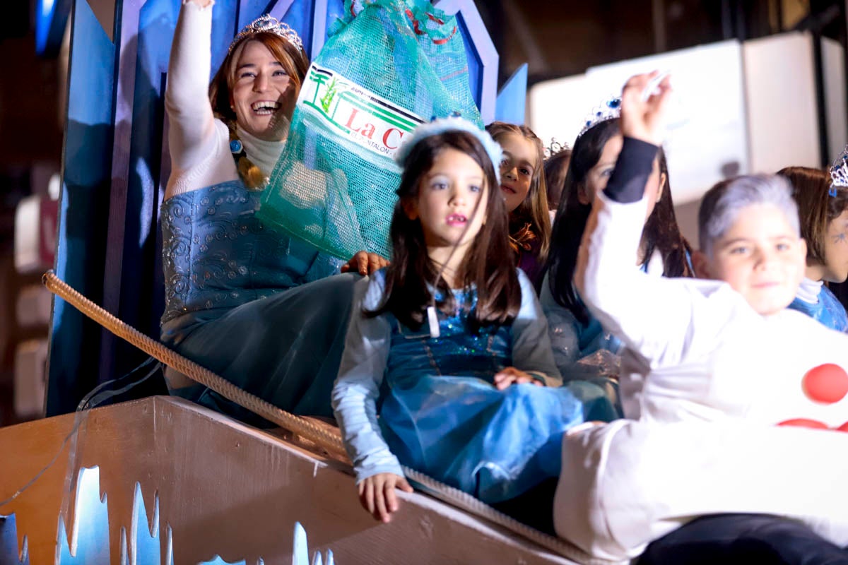 Cientos de personas salieron a recibir a sus majestades desde la llegada al puerto y durante las carrozas