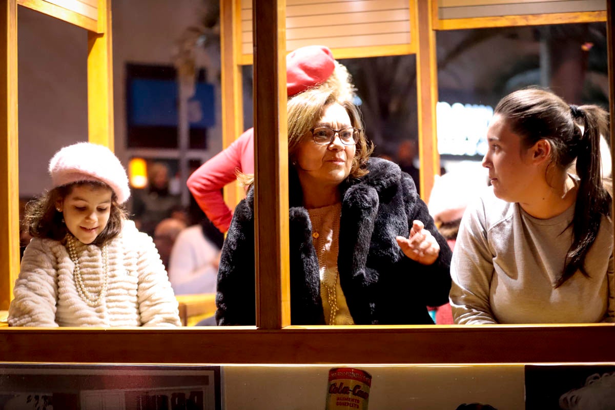 Cientos de personas salieron a recibir a sus majestades desde la llegada al puerto y durante las carrozas