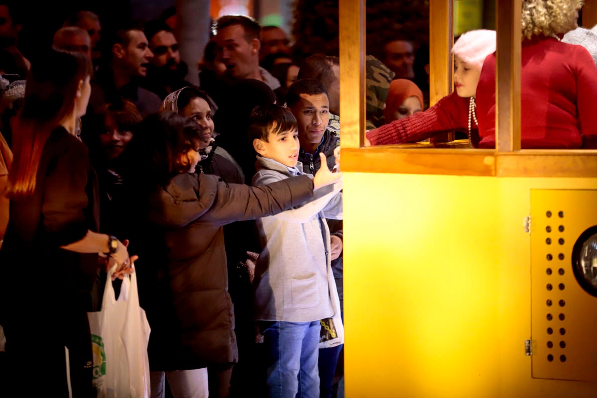 Cientos de personas salieron a recibir a sus majestades desde la llegada al puerto y durante las carrozas