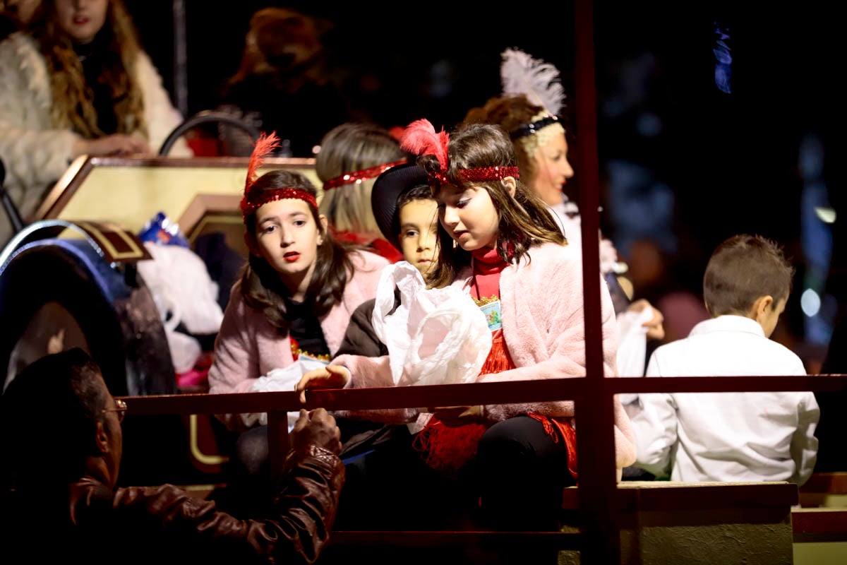 Cientos de personas salieron a recibir a sus majestades desde la llegada al puerto y durante las carrozas