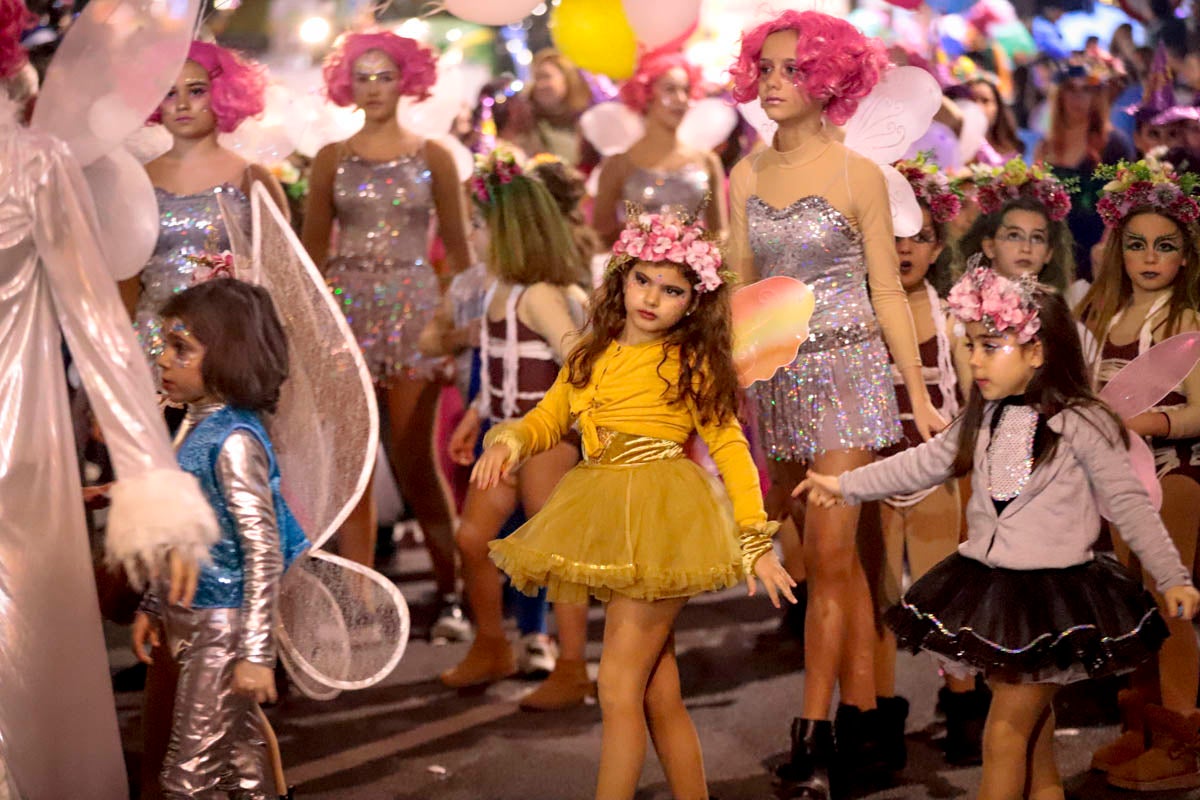 Cientos de personas salieron a recibir a sus majestades desde la llegada al puerto y durante las carrozas