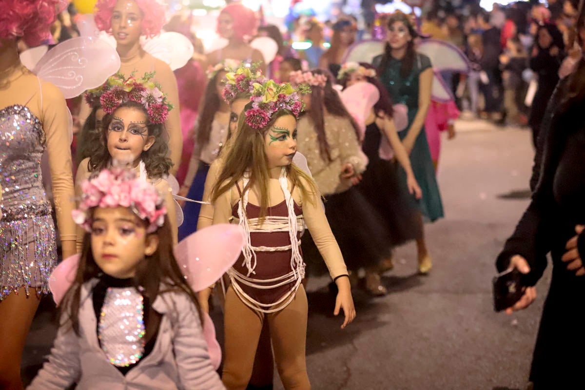Cientos de personas salieron a recibir a sus majestades desde la llegada al puerto y durante las carrozas