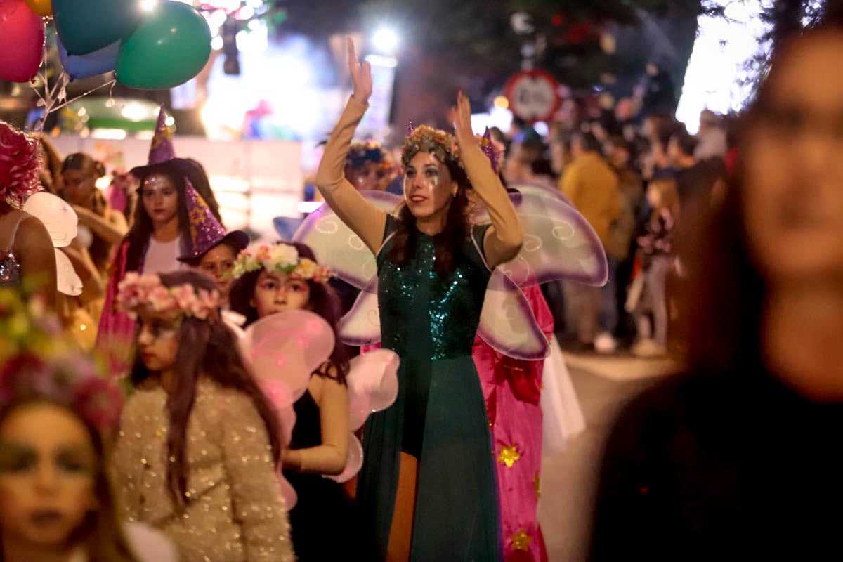 Cientos de personas salieron a recibir a sus majestades desde la llegada al puerto y durante las carrozas