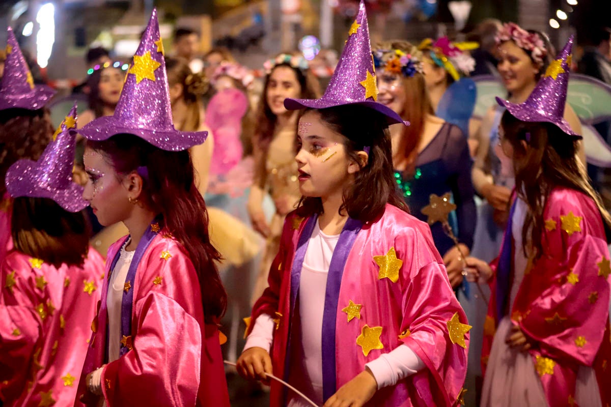 Cientos de personas salieron a recibir a sus majestades desde la llegada al puerto y durante las carrozas