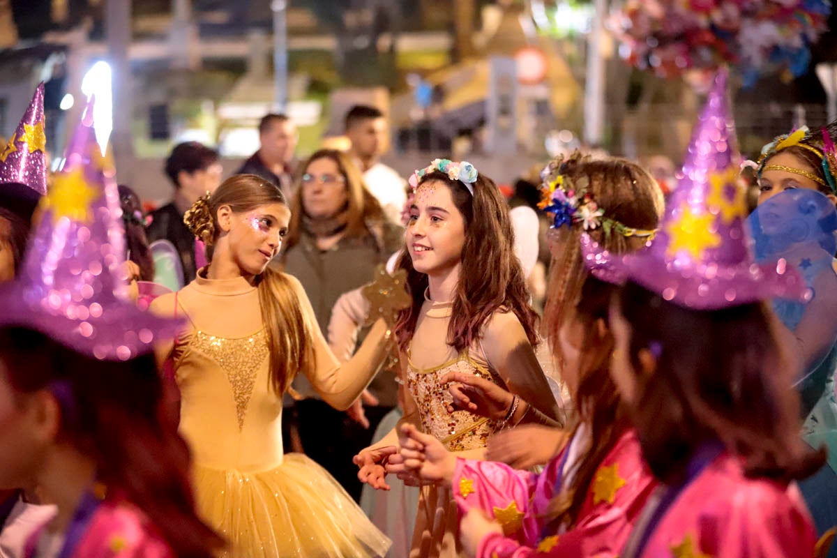 Cientos de personas salieron a recibir a sus majestades desde la llegada al puerto y durante las carrozas