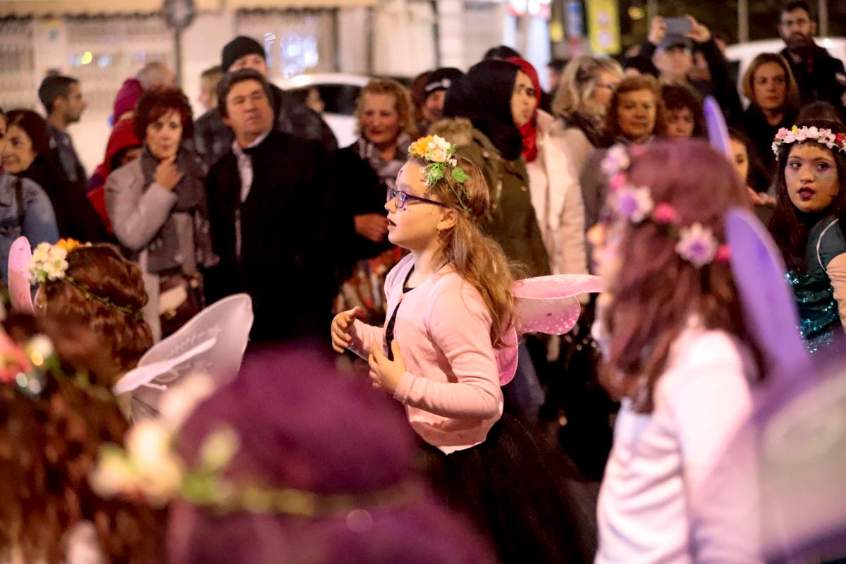 Cientos de personas salieron a recibir a sus majestades desde la llegada al puerto y durante las carrozas