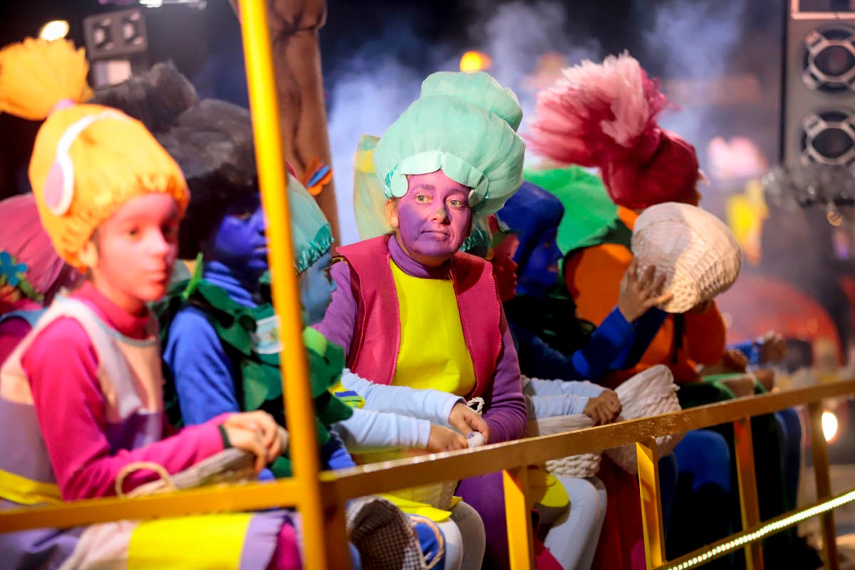 Cientos de personas salieron a recibir a sus majestades desde la llegada al puerto y durante las carrozas