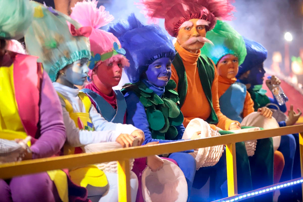 Cientos de personas salieron a recibir a sus majestades desde la llegada al puerto y durante las carrozas