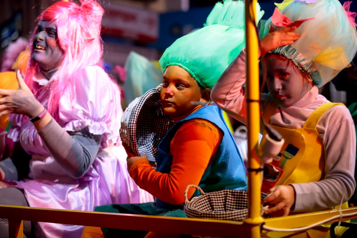 Cientos de personas salieron a recibir a sus majestades desde la llegada al puerto y durante las carrozas