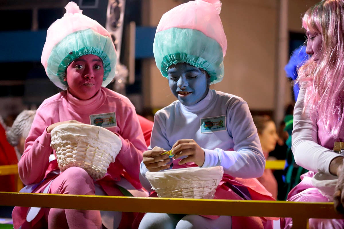 Cientos de personas salieron a recibir a sus majestades desde la llegada al puerto y durante las carrozas
