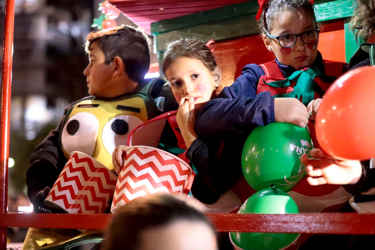 Cientos de personas salieron a recibir a sus majestades desde la llegada al puerto y durante las carrozas