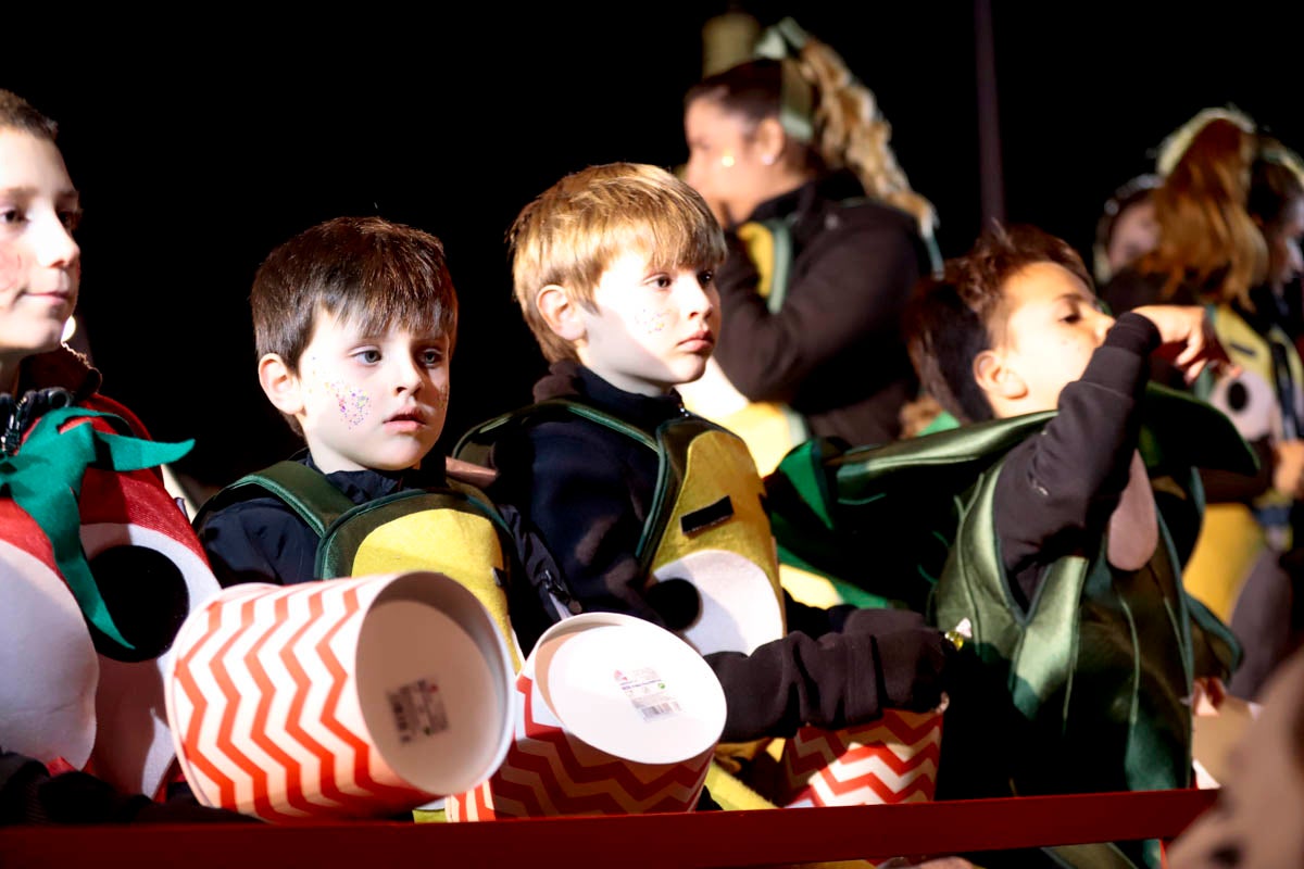Cientos de personas salieron a recibir a sus majestades desde la llegada al puerto y durante las carrozas