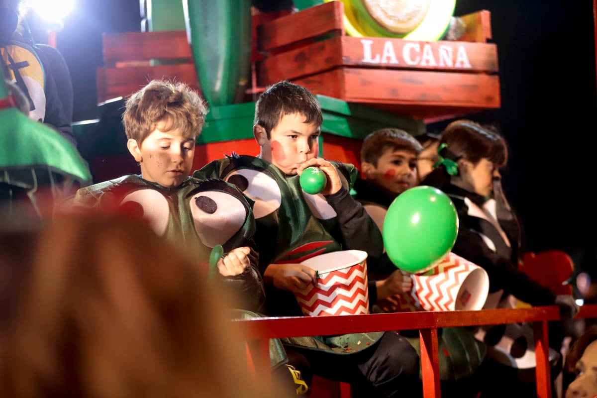 Cientos de personas salieron a recibir a sus majestades desde la llegada al puerto y durante las carrozas