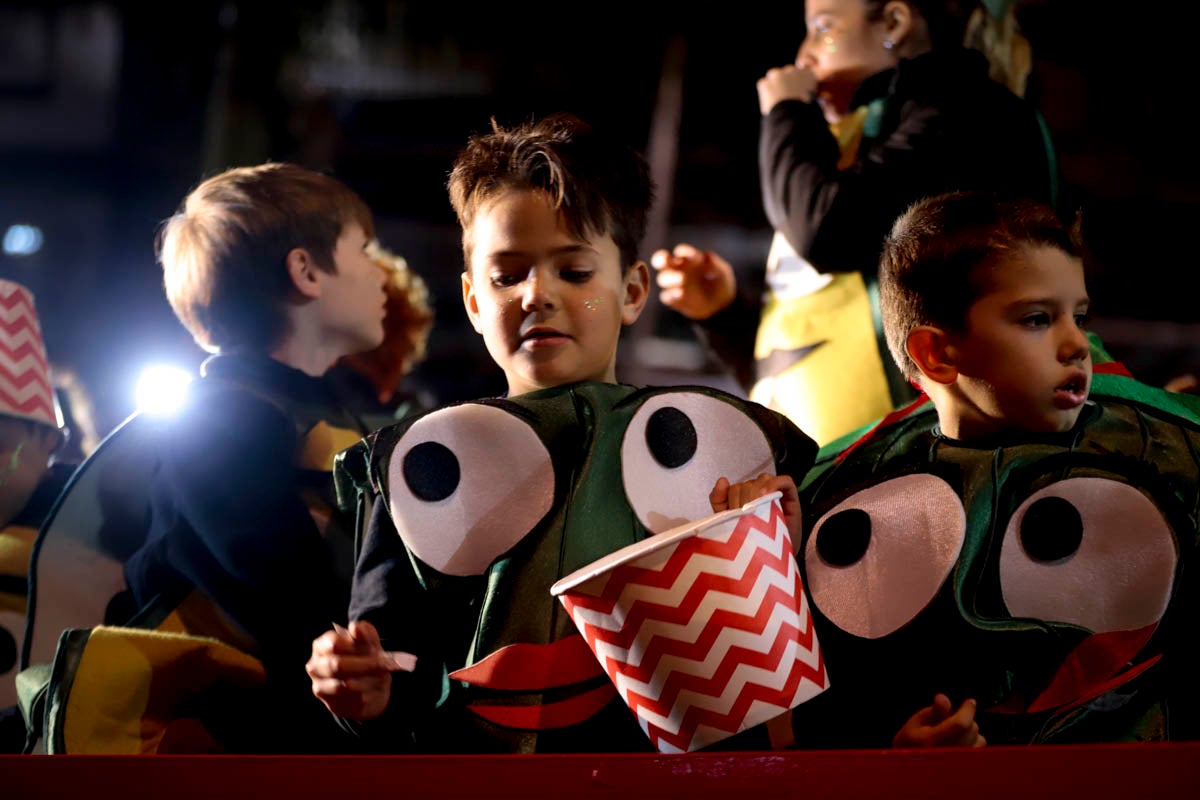 Cientos de personas salieron a recibir a sus majestades desde la llegada al puerto y durante las carrozas