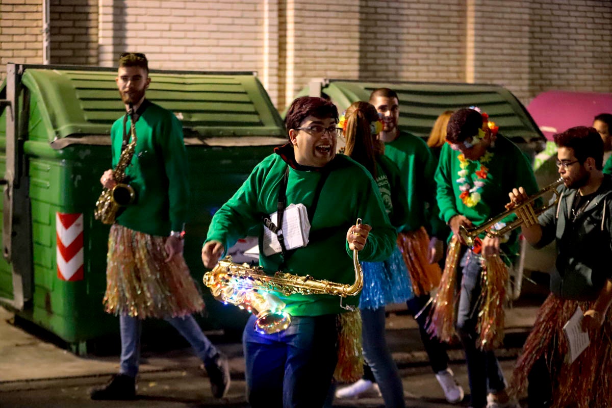 Cientos de personas salieron a recibir a sus majestades desde la llegada al puerto y durante las carrozas