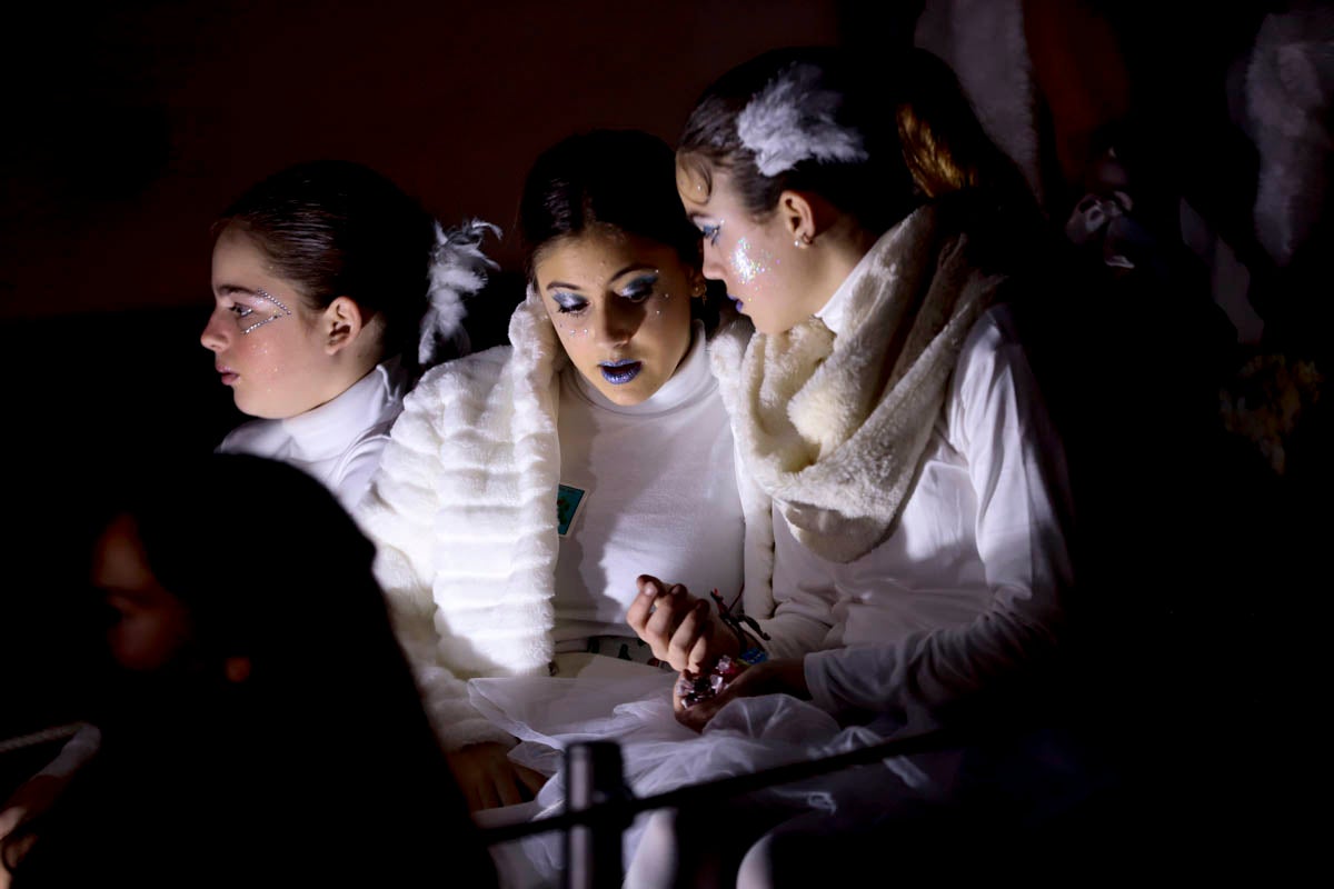 Cientos de personas salieron a recibir a sus majestades desde la llegada al puerto y durante las carrozas