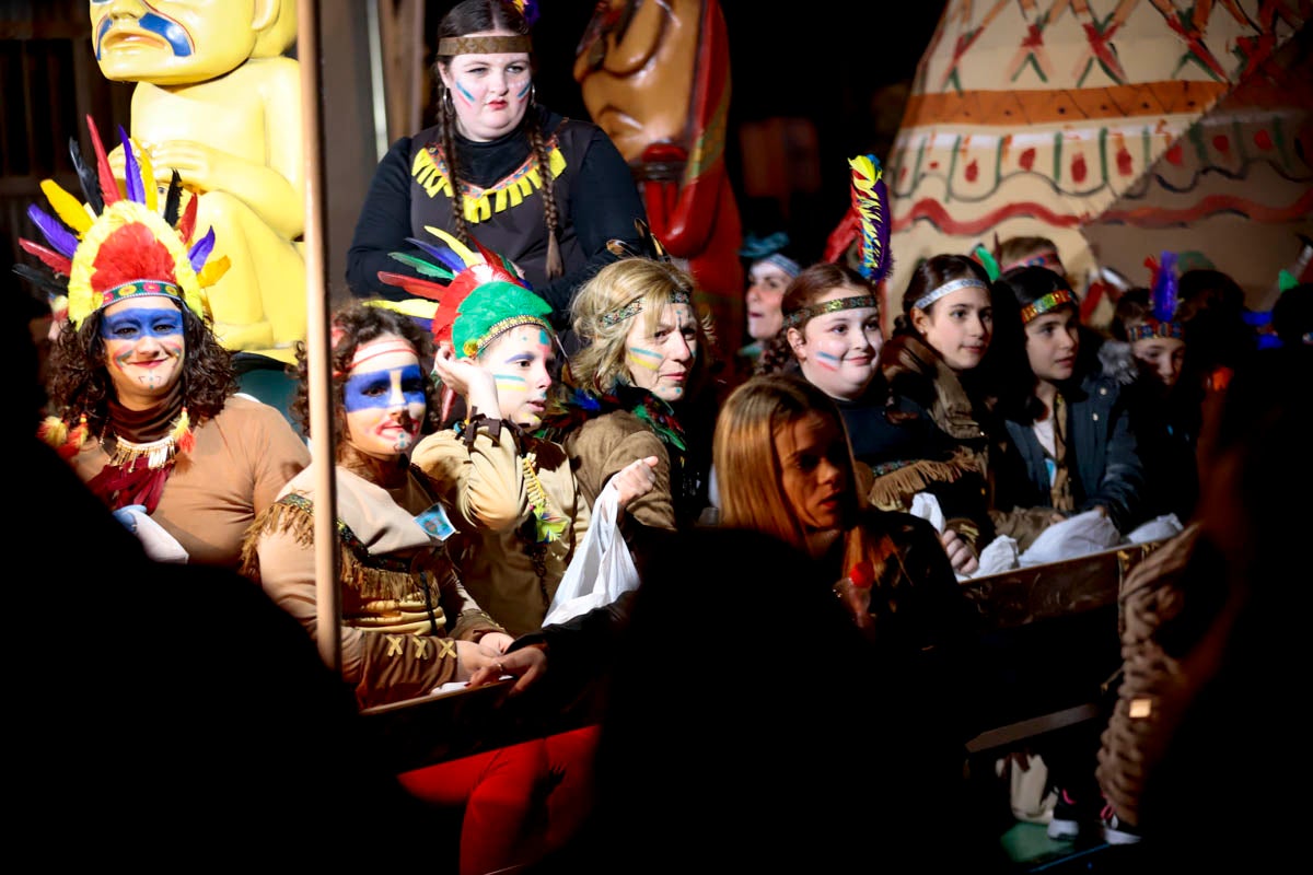 Cientos de personas salieron a recibir a sus majestades desde la llegada al puerto y durante las carrozas