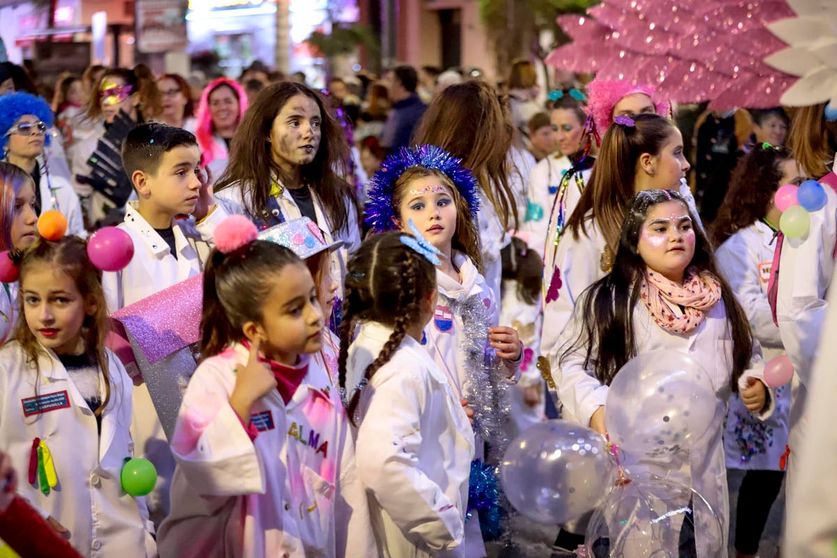 Cientos de personas salieron a recibir a sus majestades desde la llegada al puerto y durante las carrozas