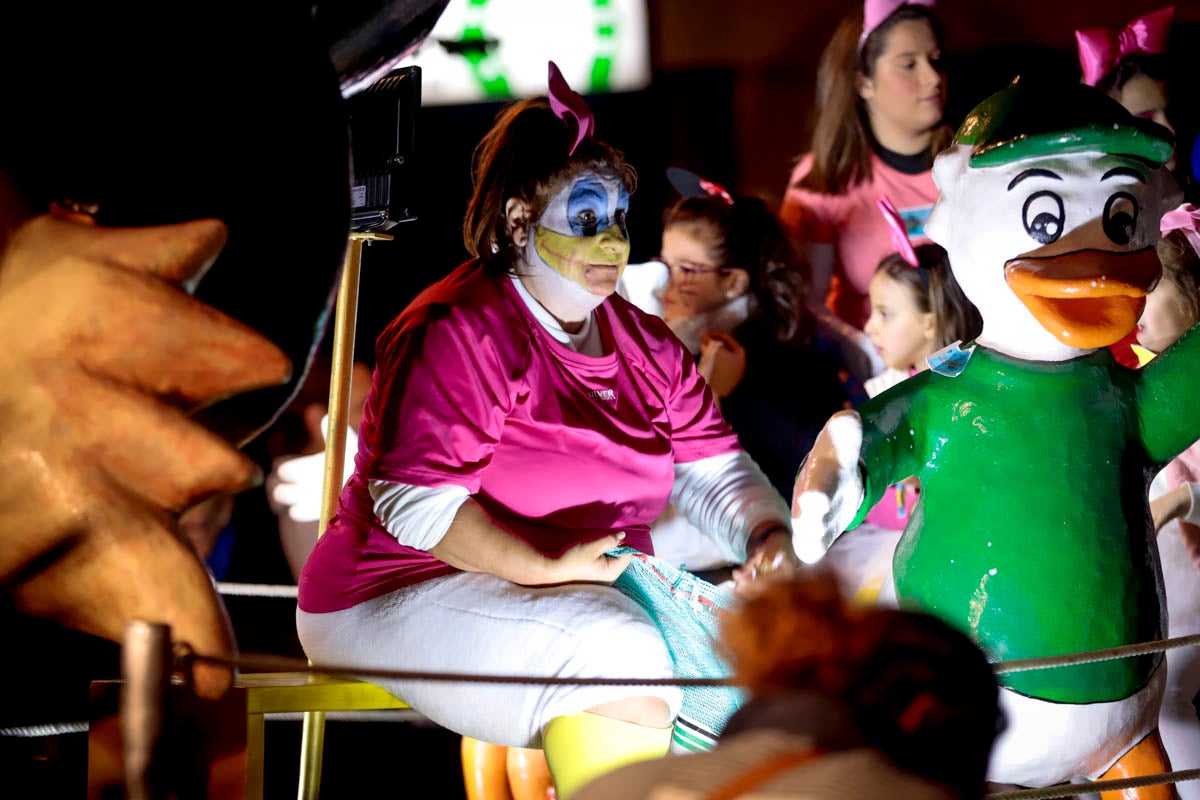 Cientos de personas salieron a recibir a sus majestades desde la llegada al puerto y durante las carrozas