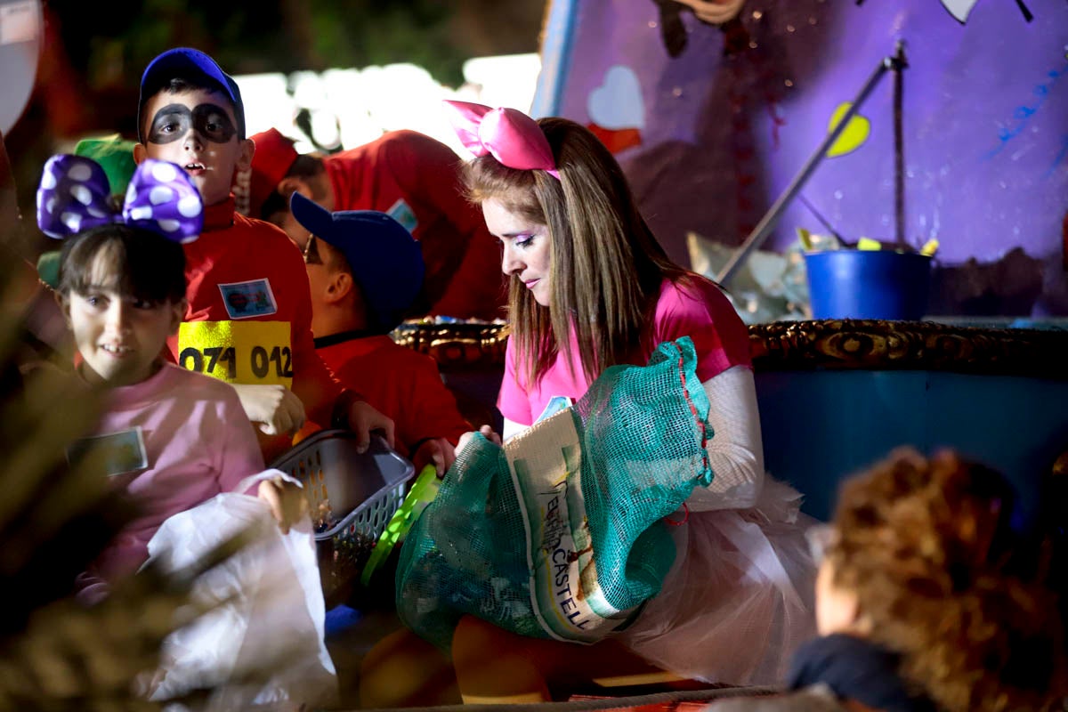 Cientos de personas salieron a recibir a sus majestades desde la llegada al puerto y durante las carrozas