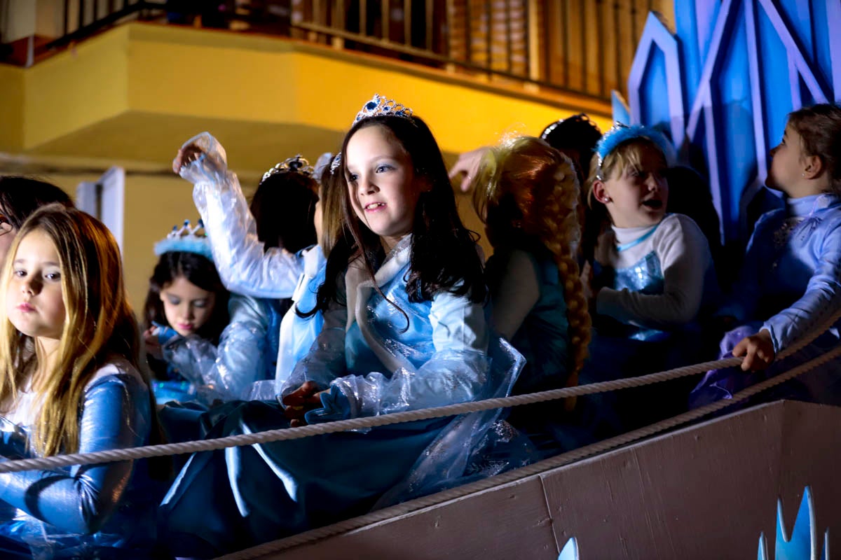 Cientos de personas salieron a recibir a sus majestades desde la llegada al puerto y durante las carrozas