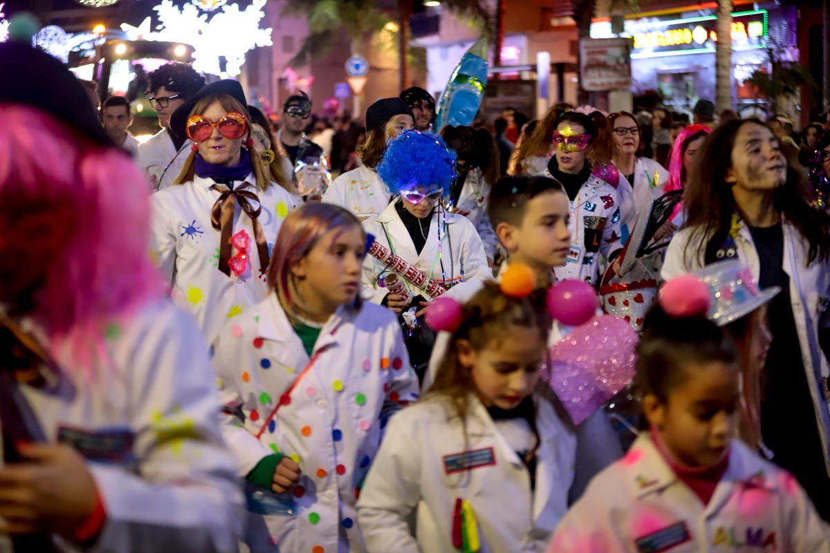 Cientos de personas salieron a recibir a sus majestades desde la llegada al puerto y durante las carrozas