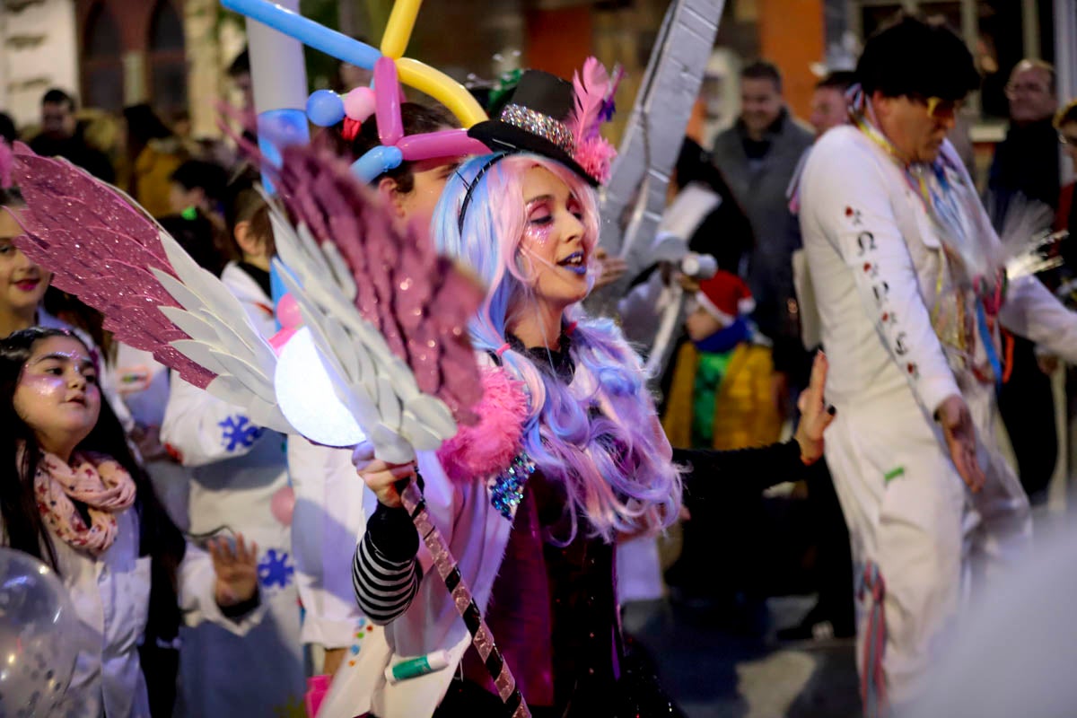 Cientos de personas salieron a recibir a sus majestades desde la llegada al puerto y durante las carrozas