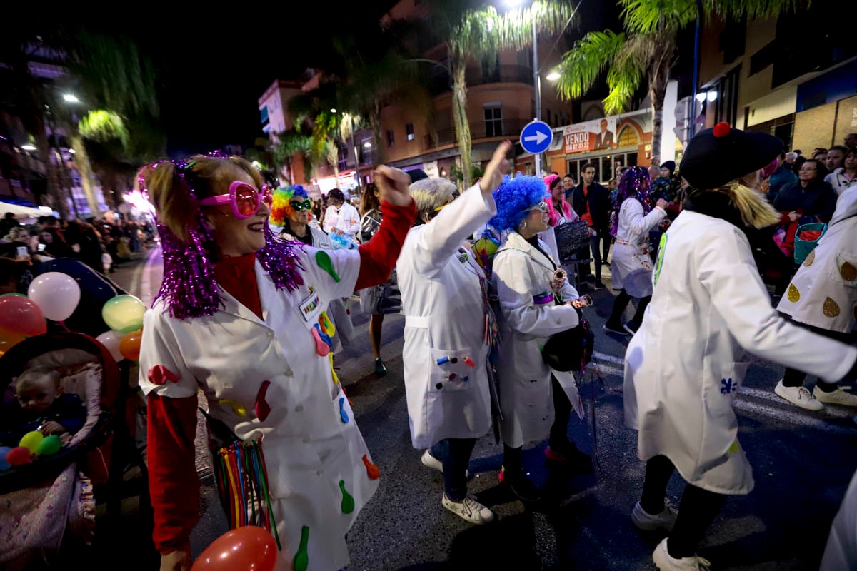 Cientos de personas salieron a recibir a sus majestades desde la llegada al puerto y durante las carrozas