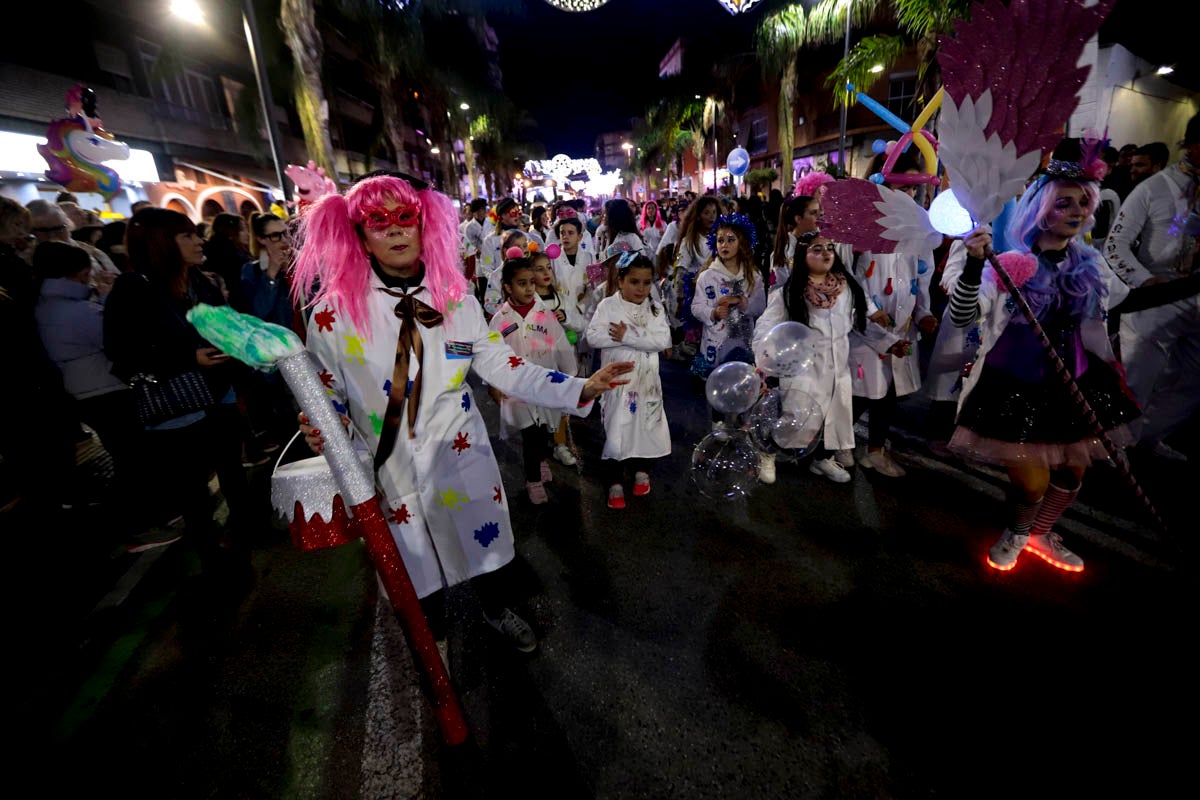 Cientos de personas salieron a recibir a sus majestades desde la llegada al puerto y durante las carrozas